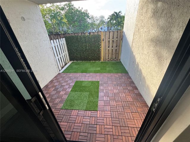 9405 Fontainebleau Boulevard 11322, Miami, FL 33172