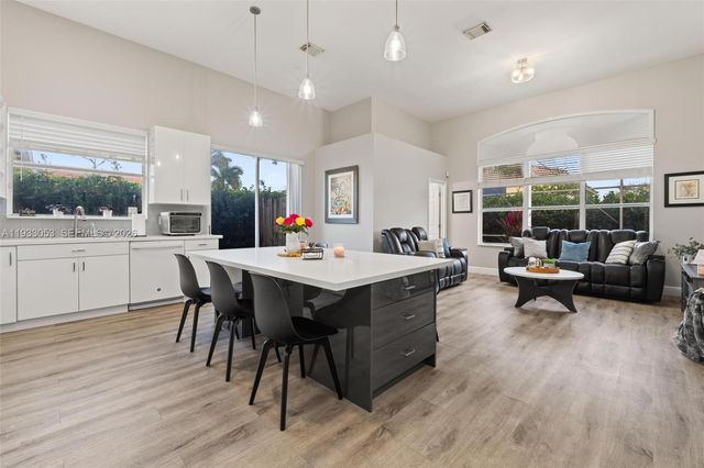 343 SW 187th Ter, Pembroke Pines, FL 33029