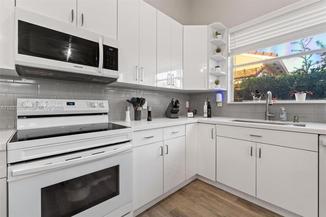 343 SW 187th Ter, Pembroke Pines, FL 33029