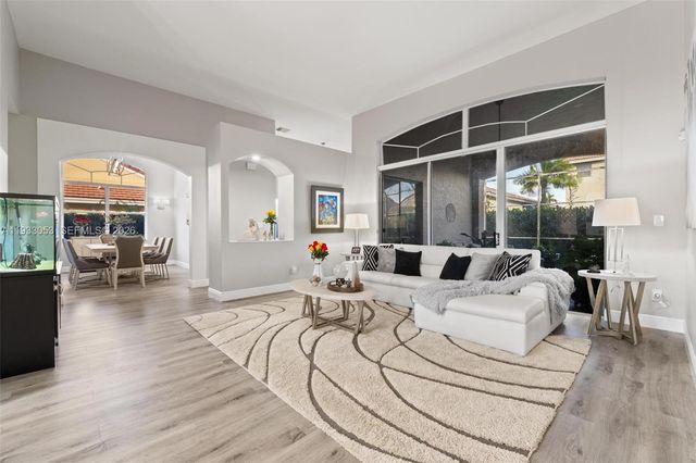 343 SW 187th Ter, Pembroke Pines, FL 33029