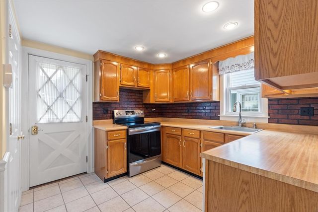 156 Gershom Ave, Lowell, MA 01854