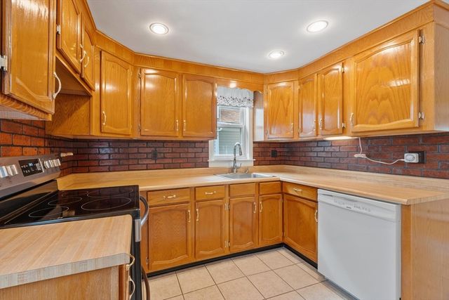 156 Gershom Ave, Lowell, MA 01854