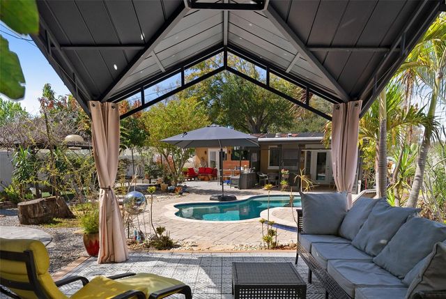 615 N WOODLYNNE AVENUE, Tampa, FL 33609