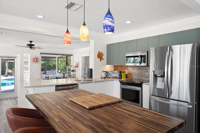 615 N WOODLYNNE AVENUE, Tampa, FL 33609