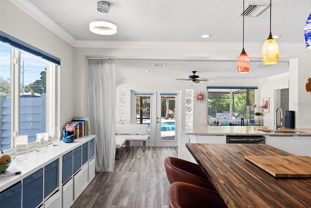 615 N WOODLYNNE AVENUE, Tampa, FL 33609