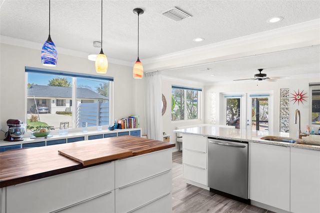 615 N WOODLYNNE AVENUE, Tampa, FL 33609