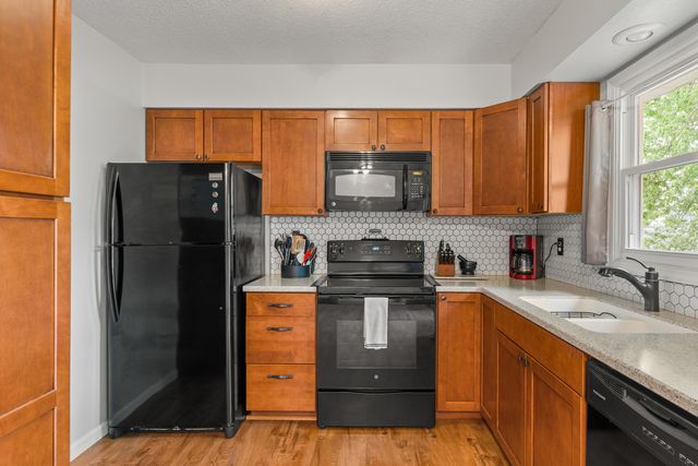 6636 Hillandale Road, Davenport, IA 52806