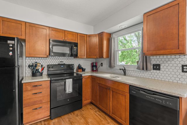 6636 Hillandale Road, Davenport, IA 52806