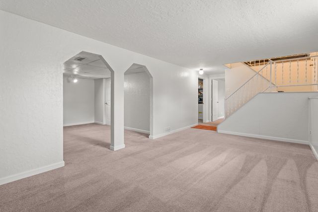 6636 Hillandale Road, Davenport, IA 52806