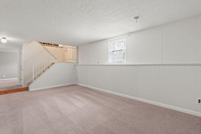 6636 Hillandale Road, Davenport, IA 52806