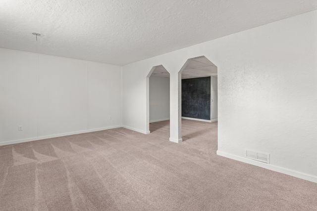 6636 Hillandale Road, Davenport, IA 52806