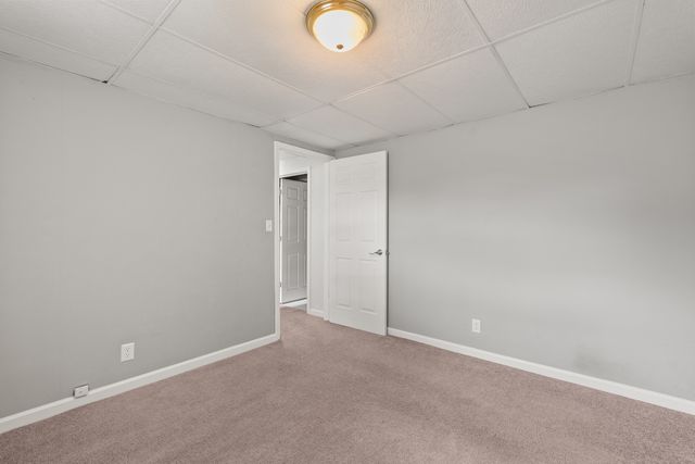 6636 Hillandale Road, Davenport, IA 52806