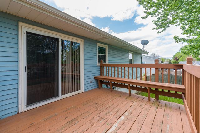 6636 Hillandale Road, Davenport, IA 52806