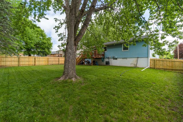 6636 Hillandale Road, Davenport, IA 52806