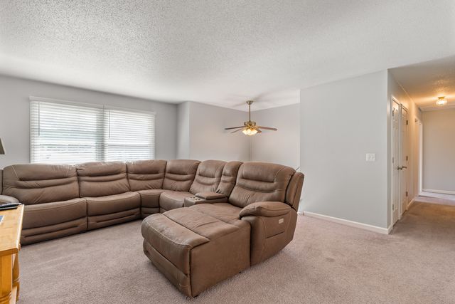 6636 Hillandale Road, Davenport, IA 52806