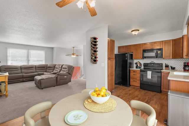 6636 Hillandale Road, Davenport, IA 52806