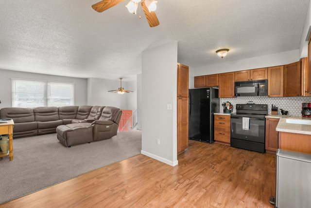 6636 Hillandale Road, Davenport, IA 52806