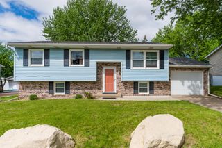6636 Hillandale Road, Davenport, IA 52806