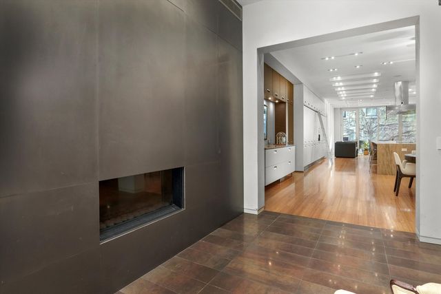 861 N LaSalle Street, Chicago, IL 60610