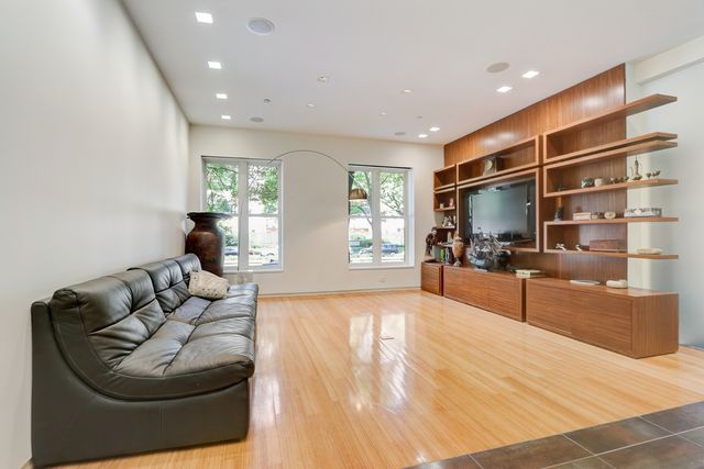 861 N LaSalle Street, Chicago, IL 60610