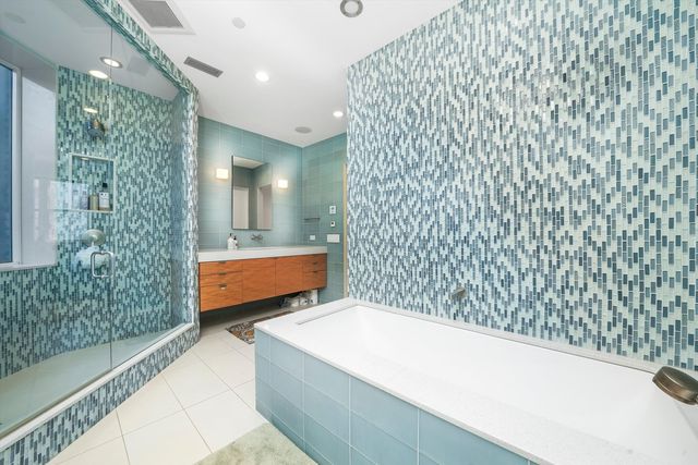 861 N LaSalle Street, Chicago, IL 60610
