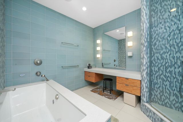 861 N LaSalle Street, Chicago, IL 60610