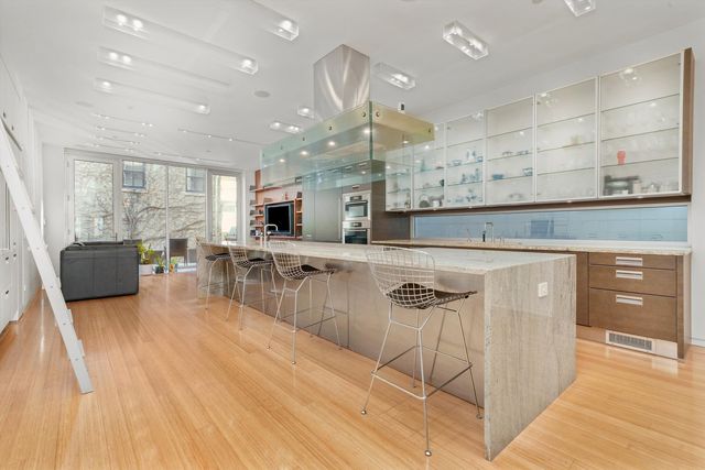 861 N LaSalle Street, Chicago, IL 60610