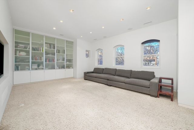 861 N LaSalle Street, Chicago, IL 60610