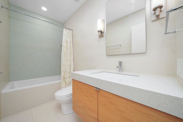 861 N LaSalle Street, Chicago, IL 60610