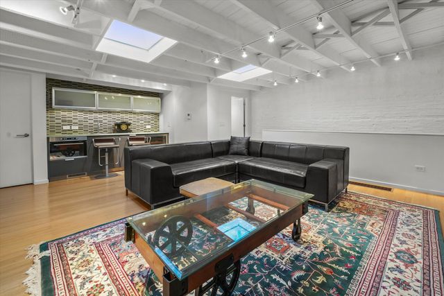 861 N LaSalle Street, Chicago, IL 60610