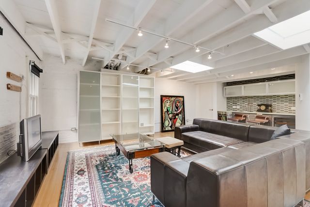 861 N LaSalle Street, Chicago, IL 60610