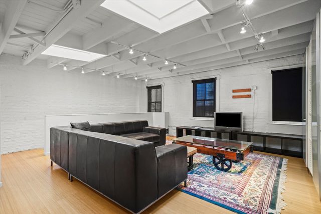 861 N LaSalle Street, Chicago, IL 60610