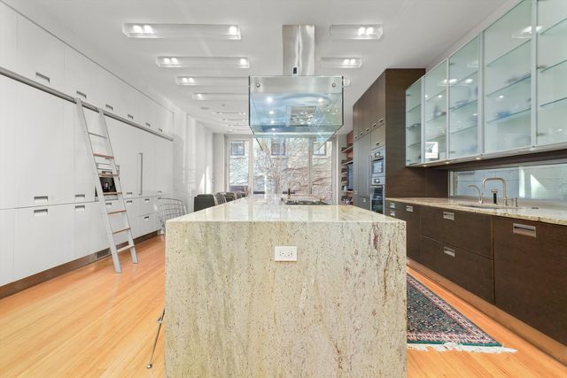 861 N LaSalle Street, Chicago, IL 60610