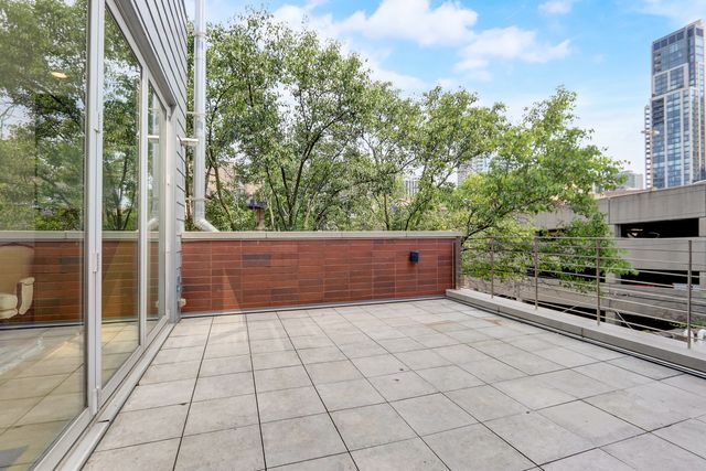 861 N LaSalle Street, Chicago, IL 60610