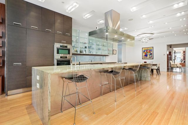 861 N LaSalle Street, Chicago, IL 60610