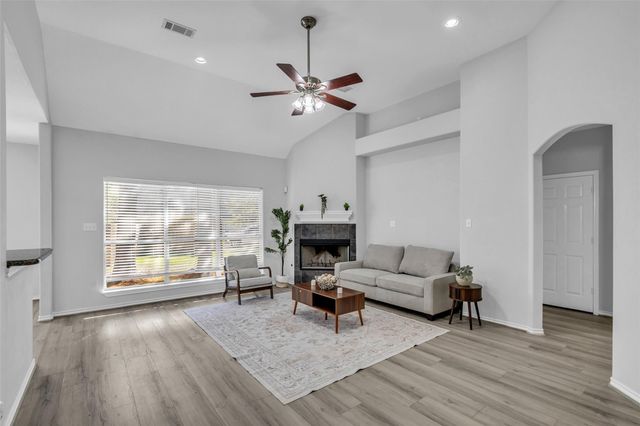 3002 Pine Chase Drive, Montgomery, TX 77356