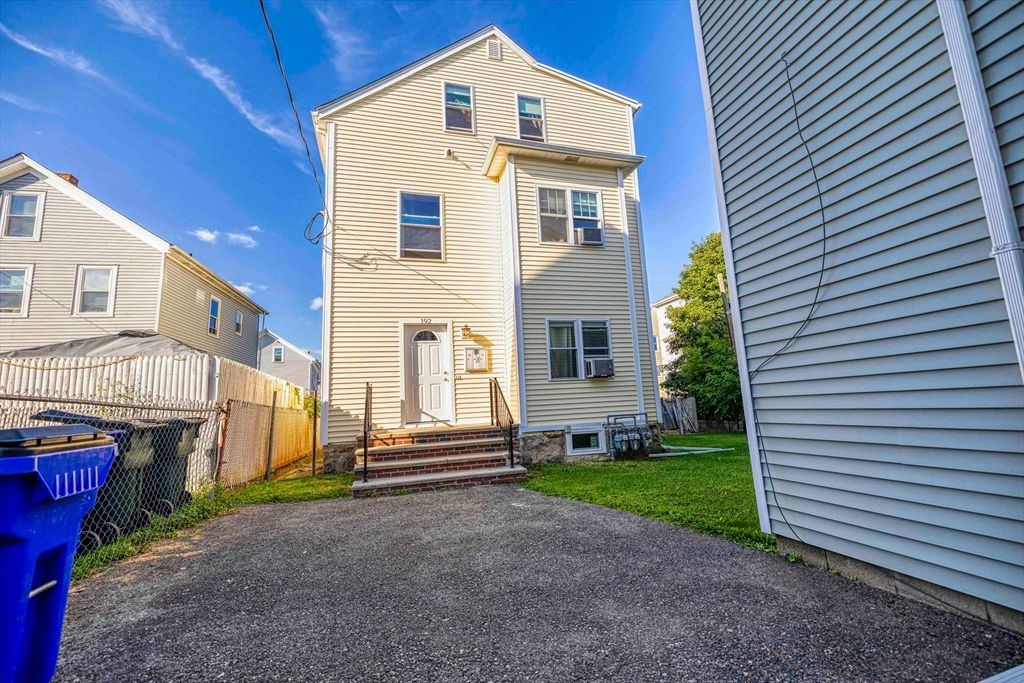 192 Snell St, Fall River, MA 02721