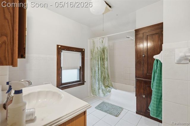 221 Bondie Street, Wyandotte, MI 48192