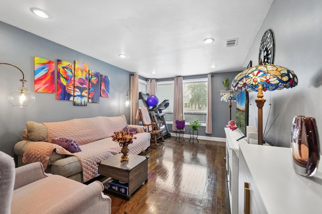 10222 S California Avenue, Evergreen Park, IL 60805