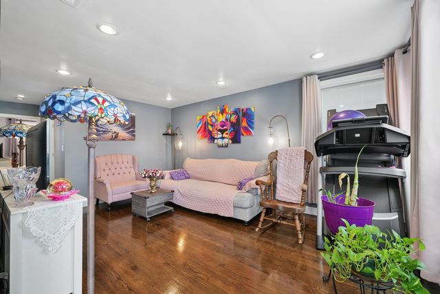 10222 S California Avenue, Evergreen Park, IL 60805