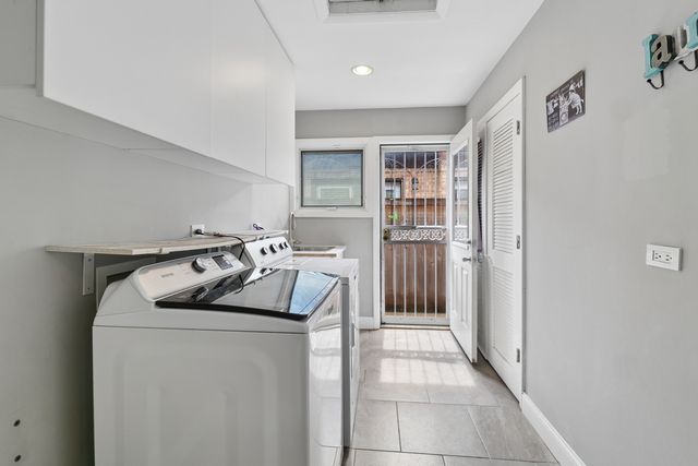 10222 S California Avenue, Evergreen Park, IL 60805