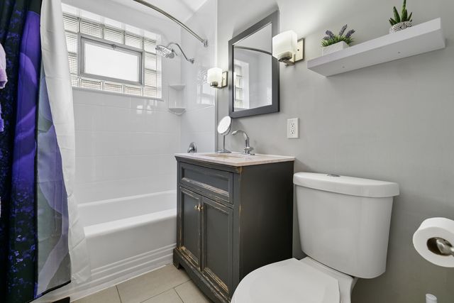 10222 S California Avenue, Evergreen Park, IL 60805