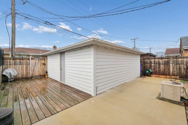 10222 S California Avenue, Evergreen Park, IL 60805