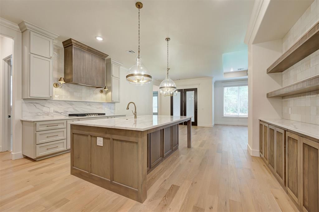 Image 14 of property listing at 3425 Sardina Way, Edmond, OK 73034