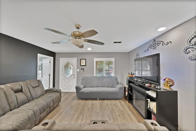 600 E Jacob Street, Pilot Point, TX 76258