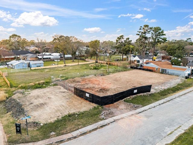 2105 Mckean Drive, Houston, TX 77080