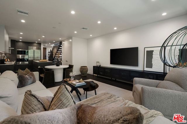 724 N Croft Avenue 313, Los Angeles, CA 90069