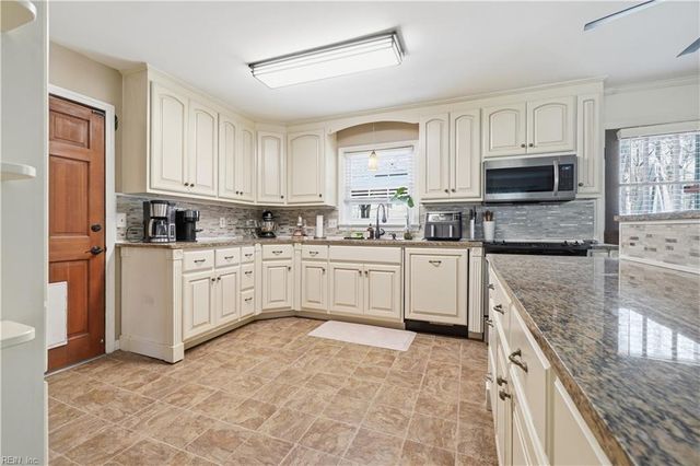 313 Lotz DR, Yorktown, VA 23692