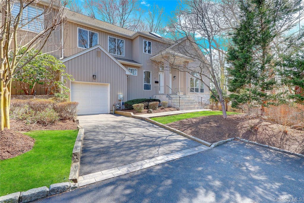 26 Stone Gate Court, Smithtown, NY 11787