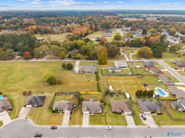 401 Twin Oaks Drive NW, Hartselle, AL 35640